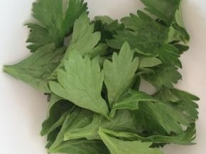 芹菜叶清洗干净。