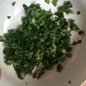 将芹菜叶切碎。