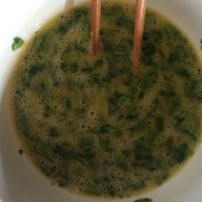 加入少许盐，搅拌均匀。