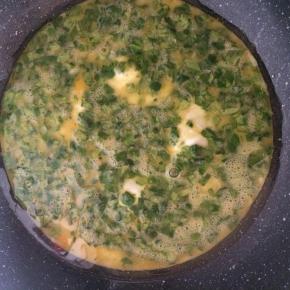 平底锅倒入食用油，小火煎熟鸡蛋饼即可。