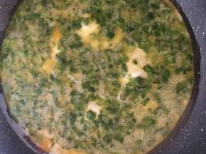 平底锅倒入食用油，小火煎熟鸡蛋饼即可。