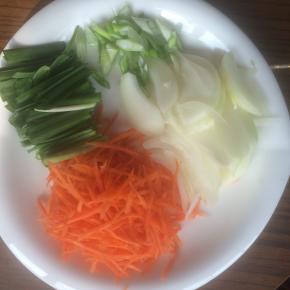 准备食材。
洋葱、胡萝卜切细丝，韭菜切段，葱切碎备用。
