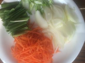准备食材。
洋葱、胡萝卜切细丝，韭菜切段，葱切碎备用。