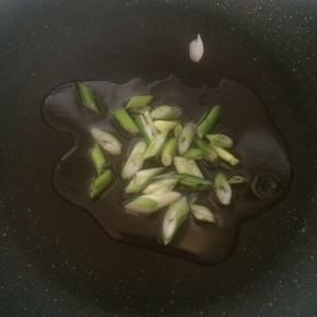 平底锅内倒入食用油，爆香葱花。