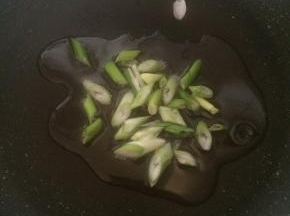 平底锅内倒入食用油，爆香葱花。
