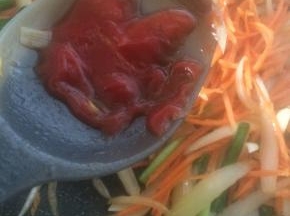 加入适量番茄酱提味，适量酱油调色，炒至8成熟。