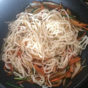 面条煮至9成熟，过凉水。
将面条倒入菜中，搅拌均匀。