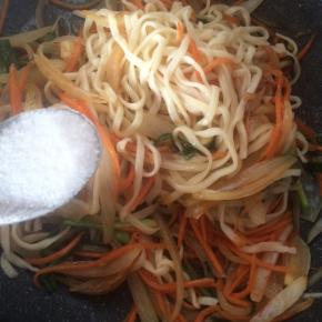 出锅前撒盐调味，淋入香油即可。