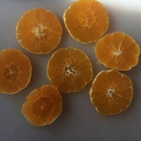 橙汁去皮，切片。