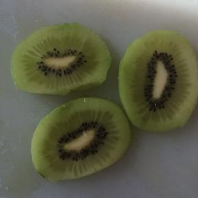 猕猴桃去皮，切片。