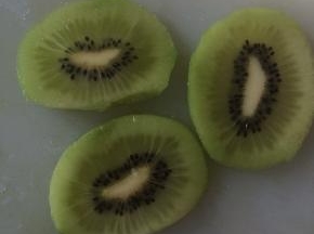 猕猴桃去皮，切片。