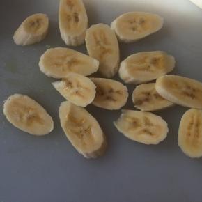 香蕉去皮，切片。