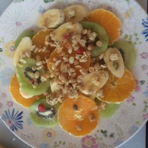 所有水果放入盘子呢，撒上水果麦片，撒上沙拉酱，即可食用了。
