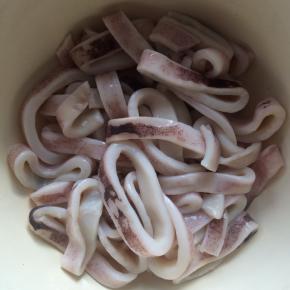 鱿鱼圈解冻后，清洗干净。