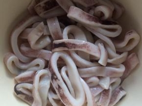 鱿鱼圈解冻后，清洗干净。