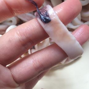 撕去鱿鱼表面的黑色膜。