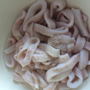 加入少许盐、胡椒粉、料酒腌制30分钟。