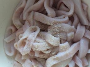 加入少许盐、胡椒粉、料酒腌制30分钟。