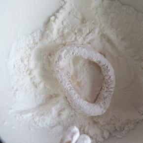 腌制好的鱿鱼圈，先裹上干淀粉。