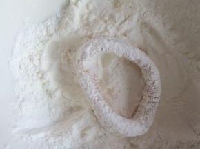 腌制好的鱿鱼圈，先裹上干淀粉。
