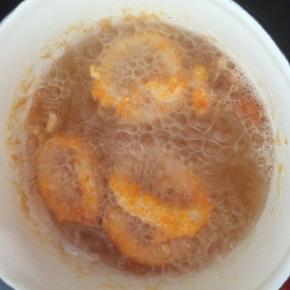 锅内倒入适量食用油，6成热左右放入鱿鱼圈，中小火炸2、3分钟即可。