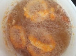 锅内倒入适量食用油，6成热左右放入鱿鱼圈，中小火炸2、3分钟即可。