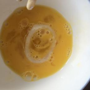 再裹上鸡蛋液。