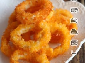 捞出炸好的鱿鱼圈装盘即可享用啦！