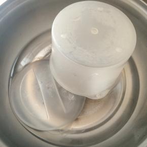 将酸奶机内胆清洗干净后，放入沸水中煮2-3分钟。