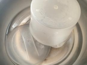 将酸奶机内胆清洗干净后，放入沸水中煮2-3分钟。