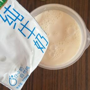 倒入常温的牛奶。