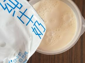 倒入常温的牛奶。