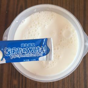 加入酸奶菌粉。