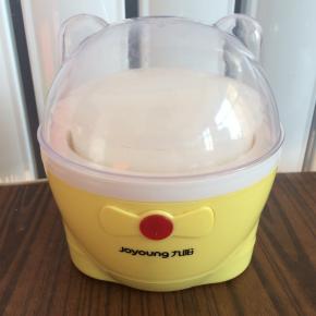 盖好内胆盖子。
酸奶机通电工作8-10小时，我通常都是晚上做，酸奶机工作一夜，第二天早上正好就做好了。