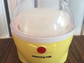 盖好内胆盖子。
酸奶机通电工作8-10小时，我通常都是晚上做，酸奶机工作一夜，第二天早上正好就做好了。