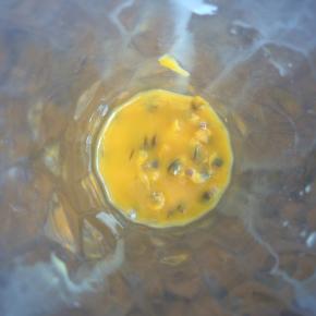 百香果切开外壳，取出果肉。