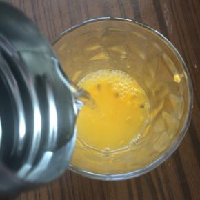 加入温水，搅拌均匀即可。