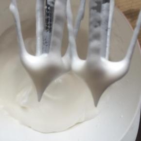 蛋清分三次加入糖，打发至提起打蛋器有直立的小尖即可。