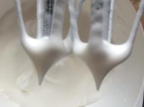 蛋清分三次加入糖，打发至提起打蛋器有直立的小尖即可。