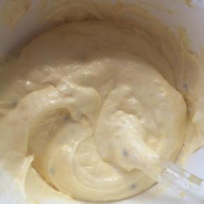 将三分之一打发好的蛋白加到蛋黄糊中，翻拌均匀后倒入剩余的蛋白中，翻拌均匀。