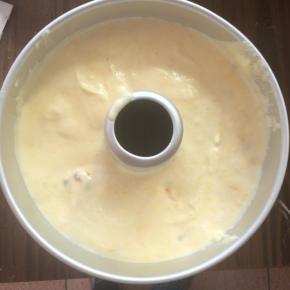 倒入模具中，震出气泡。