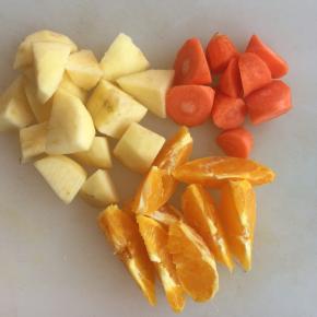 将橙子、苹果、胡萝卜，分别去皮切小块。