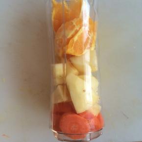 将所有食材放入料理机中。