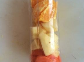 将所有食材放入料理机中。