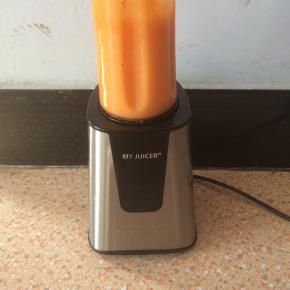 加入一小杯水，搅打成汁。