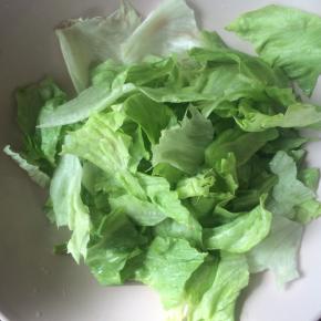 圆生菜洗干净，掰小块。