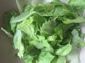圆生菜洗干净，掰小块。
