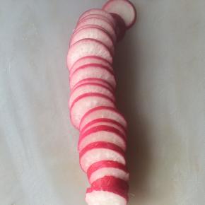 水萝卜洗干净，切薄片。