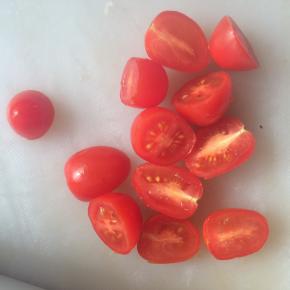 小番茄洗干净，切两半。