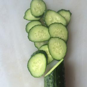 黄瓜洗干净，切薄片。